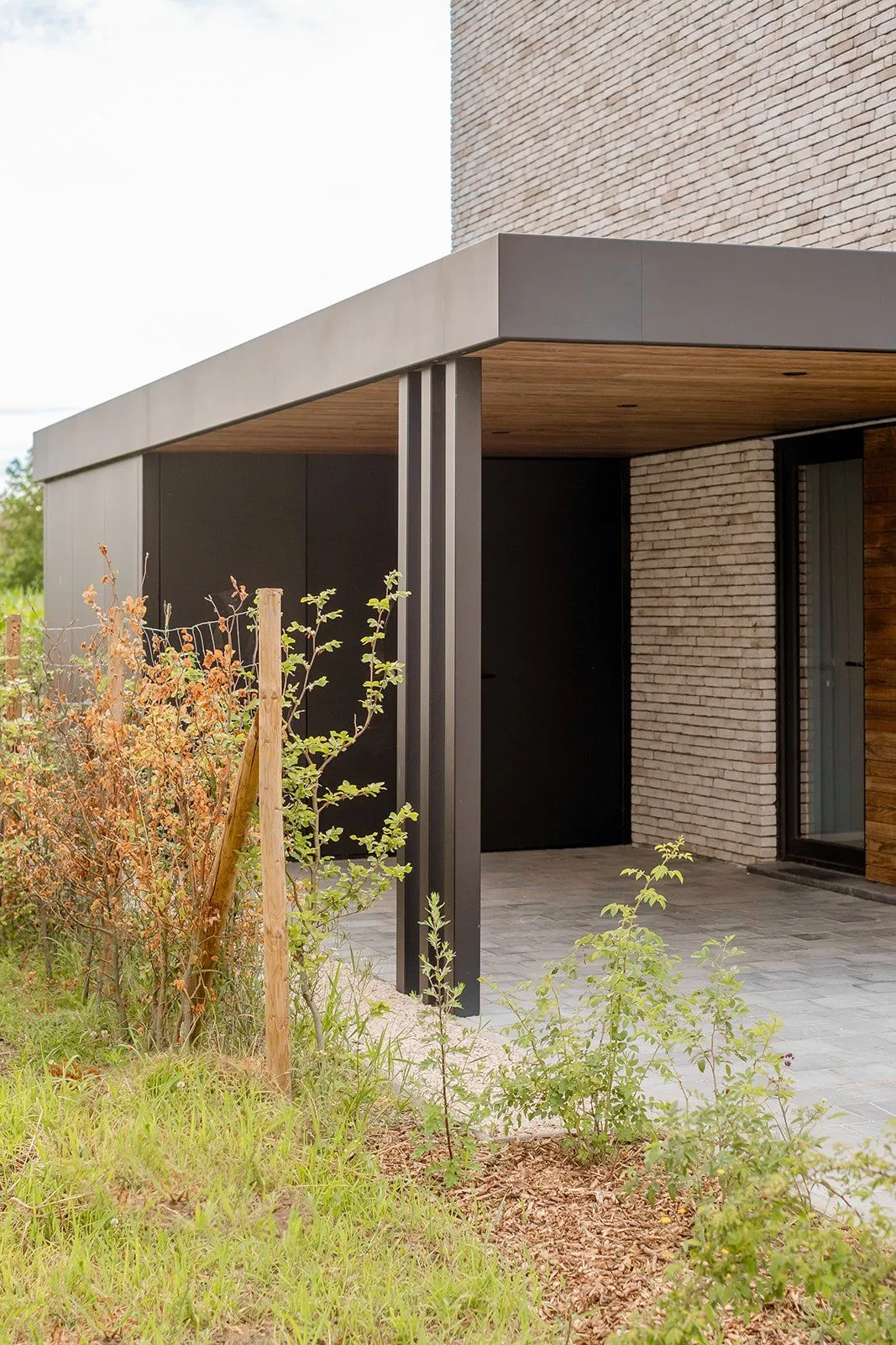 Carport aluminium sur mesure devant une maison contemporaine par Fenêtres sur Loir