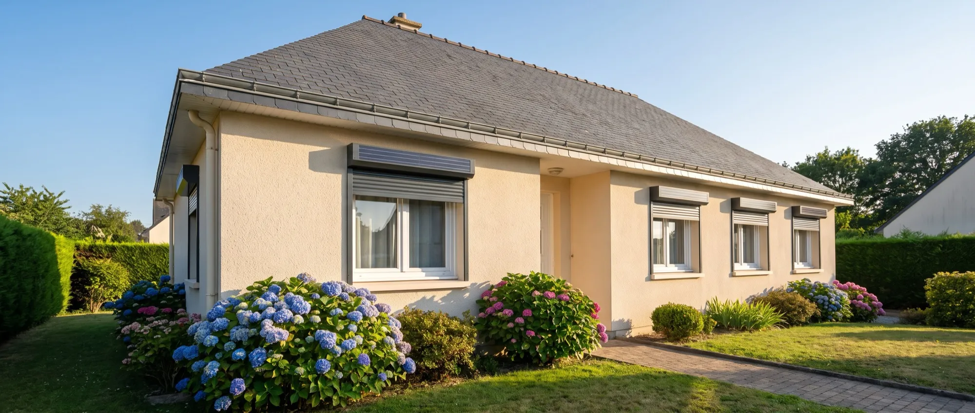 Pavillon aux volets roulants solaires : le panneau photovoltaïque est intégré au coffre de chaque volet
