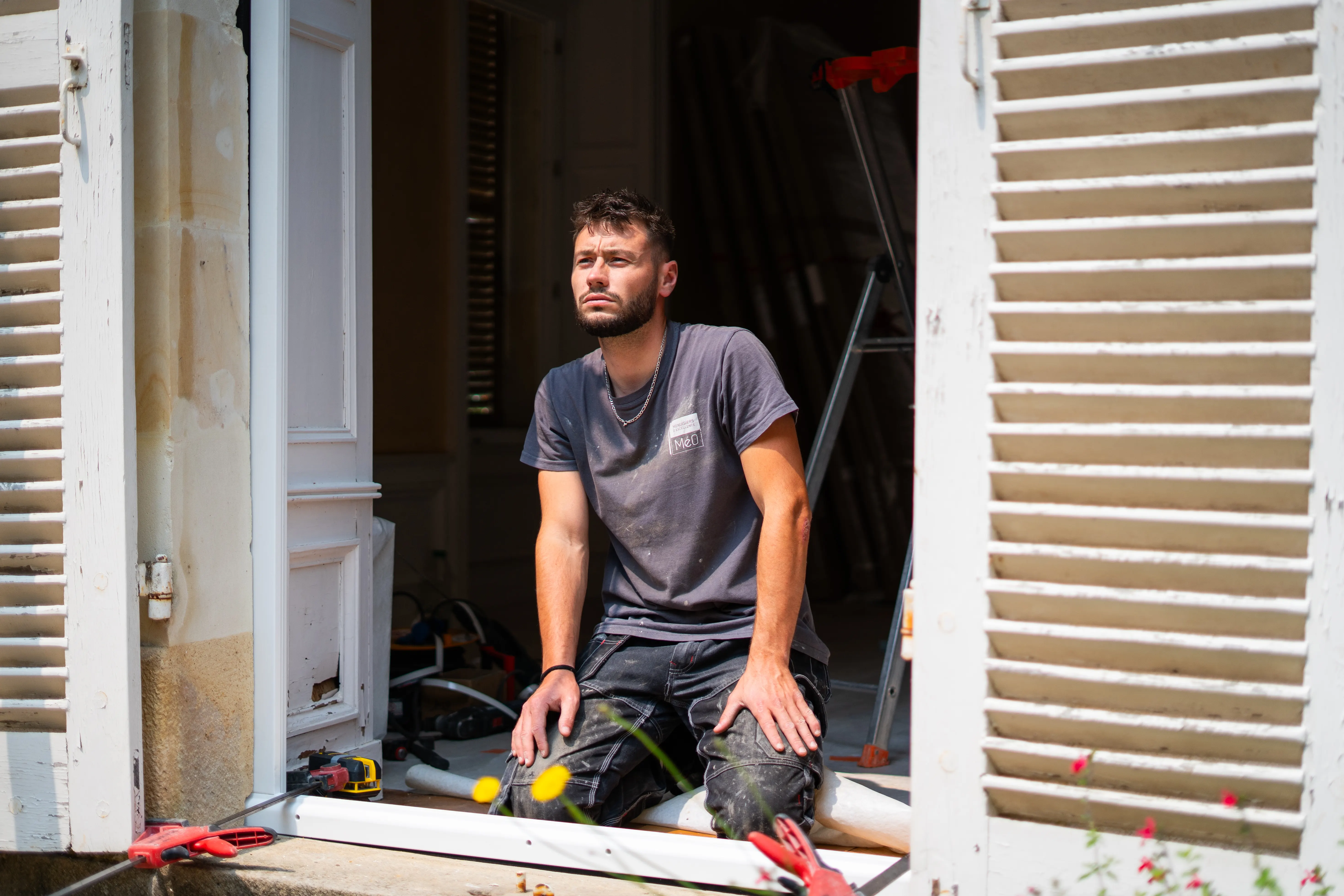 Conseillère Fenêtres sur Loir en showroom
