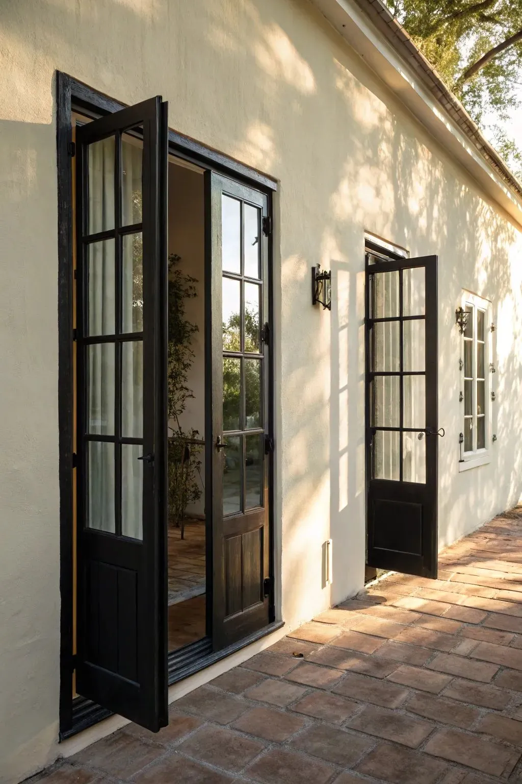 Porte-fenêtre moderne aluminium design épuré grande surface vitrée