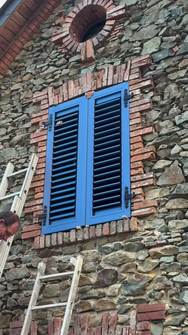 Fenêtres bois et volets à persiennes sur une longère en pierre à Maine-et-Loire — Fenêtres sur Loir