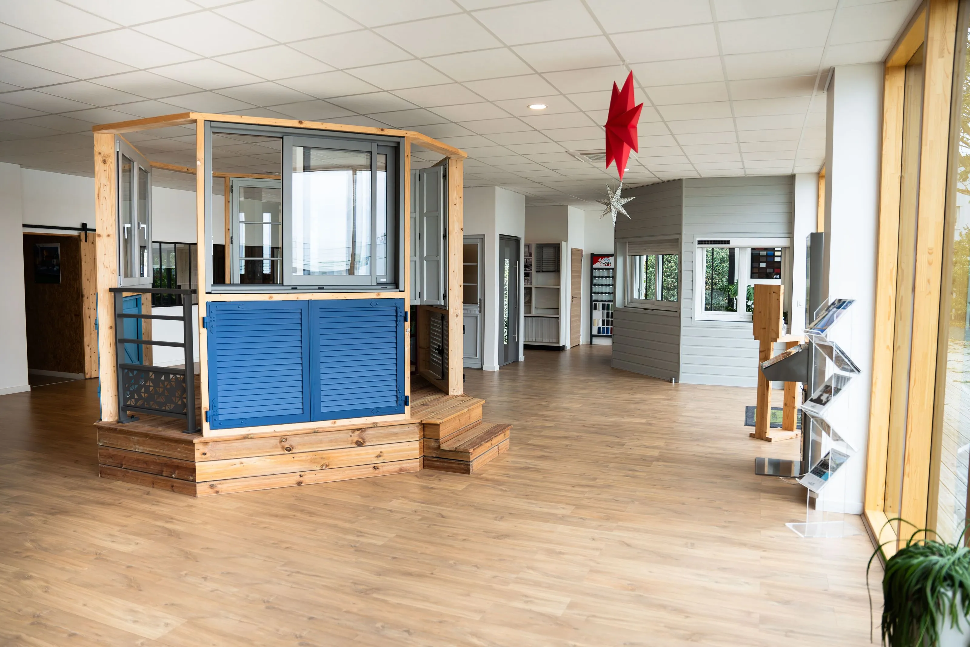 Intérieur du showroom 300 m² de Fenêtres sur Loir à Seiches-sur-le-Loir