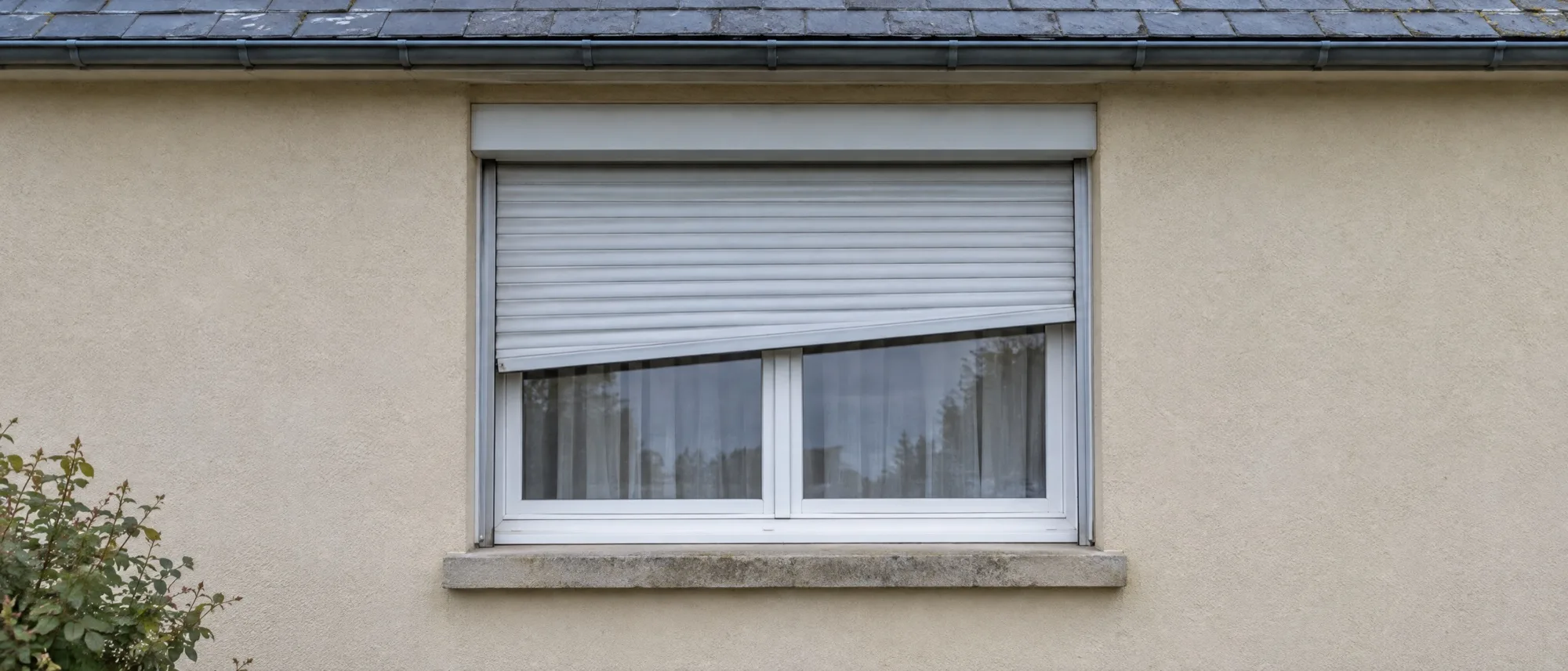 Volet roulant bloqué de travers à mi-hauteur sur une façade