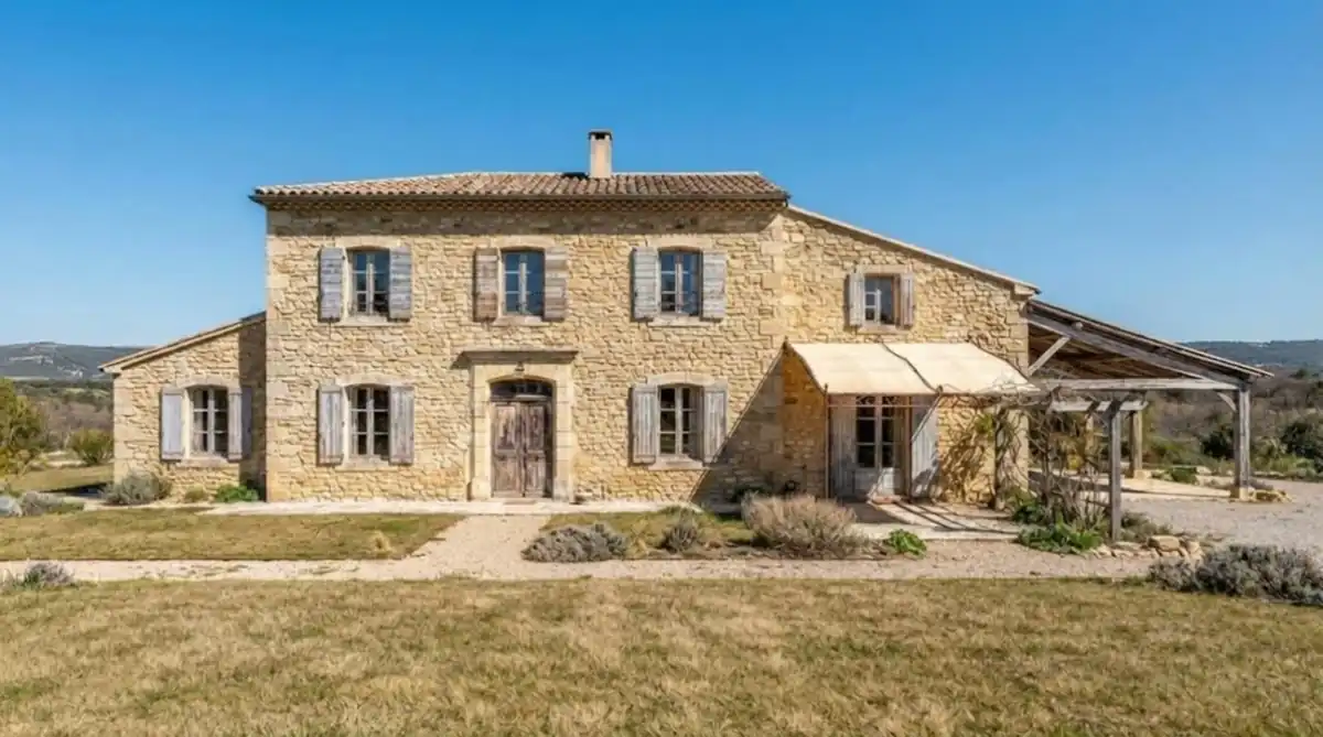 Maison en pierre avant le remplacement de ses menuiseries